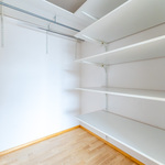 Ison makuuhuoneen yhteydesssä vaatehuone