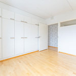 Keltainen makuuhuone