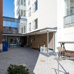Yhtiön sisäpihan puoleinen sisäänkäynti