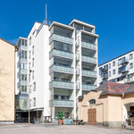 Sisäpihalta näkymä talon etelänpuoleiselle sivulle