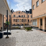 Sisäpihan puoleisen sisäänkäynnin näkymä Yo-talon suuntaan