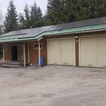 Piharakennuksessa on kahden auton lämmin talli ja kaksi varastoa