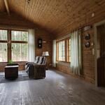 Olohuone on tilava ja korkea