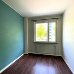 Keittiöstä kulku pienempään makuuhuoneeseen