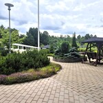 Sisäpihalla viityisiä oleskelualueita