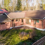 Aurinkoinen aidattu piha
