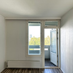 Makuuhuoneesta kulku parvekkeelle