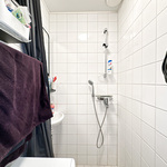 Kylpyhuoneeseen mahtuu pesukone