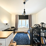 Ikkunasta näkymät rauhallisen pihan puolelle