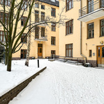 Sisäänkäynti on rauhallisen sisäpihan puolelta.