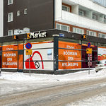 Lähikauppa K-market on aivan vieressä, alueella myös ihania ravintoloita sekä kahviloita