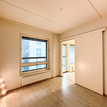 Liukuovi erottelee makuuhuoneen olohuoneesta