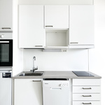 Keittiöstä löytyy kaikki tarvittavat varustelut kuten astianpesukone