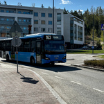 bussipysäkki aivan talon edessä