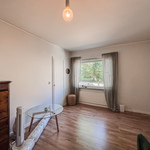 Kiinteä vaatekaappi makuuhuoneen yhteydessä