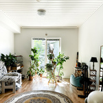 Pieni parveke huoneen jatkeena