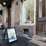 Kampaaja, kauneushoitoka sekä useampia kivijalkaliikkeitä on viereisellä Museokadulla