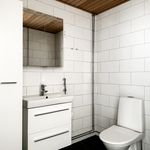 Kylpyhuoneessa myös wc ja hyvin kaappitlaa