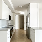 Keittiössä täysikokoinen jääkaappi ja pakastin