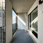 Olohuoneesta kulku lasitetulle parvekkeelle