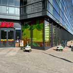 Lähikauppa Alepa kulman takana, myös Redin kauppakeskus vieressä