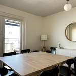 Taloyhtiön kerhohuone, jonka yhteydessä myös parveke ja pieni keittiö