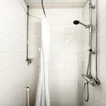 Kylpyhuoneessa pesukoneliitäntä