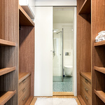 Vaatehuoneesta pääsee myös kylpyhuoneeseen