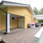 Tilava terassi, joka osittain katettu