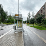 Aivan asunnon edessä bussipysäkki, juna-asema 550m päässä