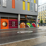 K-market lähes kulman takana, kauppakeskus Kivis myös vieressä