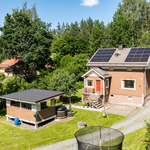 Aurinkopaneelit katolla