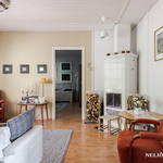 Olohuoneessa varaava takka