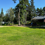 Taloyhtiön sisäpiha on ihanan puistomainen ja vehreä