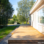 Terassin edessä oleva "metsä" kuuluu tonttiin!