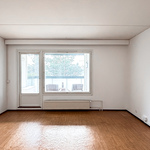 Olohuone jatkuu lasitetulle parvekkeelle