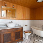 Kylpyhuoneessa amme ja wc-istuin