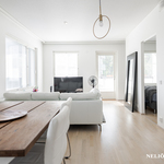 Olohuoneesta käynti aurinkoiselle parvekkeelle