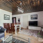 Tilavaan olohuoneeseen mahtuu myös ruokapöytä