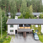 Autokatos asunnon edessä