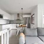 Olohuoneesta käynti lasitetulle parvekkeelle