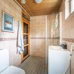 Ikkunallinen kaakeloitu kylpyhuone