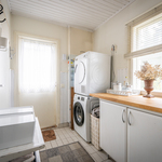 Valoisa kodinhoitohuone josta käynti ulos