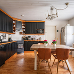 Valoisa koneellistettu avokeittiö