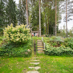 Suojaisa vehreä piha ja tontti