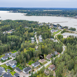 Ilmakuva talosta ja asuinalueesta meren äärellä