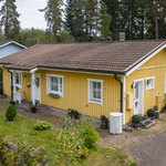 Julkisivu, autolle asvaltoitu pihatie