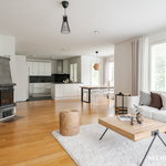 Olohuoneessa varaava takka