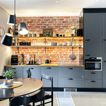 yhteiskäytössä oleva keittiö alakerran toimiston kanssa