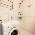 Kylpyhuoneessa valmiiksi pesukone